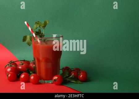 Bicchiere di succo di pomodoro e pomodori su sfondo a due tonalità Foto Stock