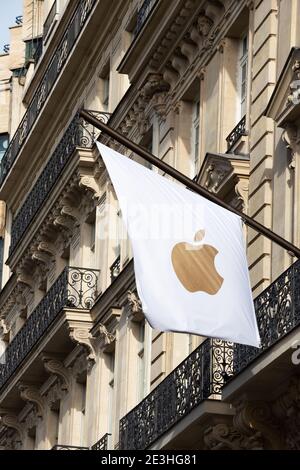 PARIGI, FRANCIA - 4 OTTOBRE 2019: Bandiera di mela sull'edificio del negozio di mele presso la famosa Avenue des Champs-Elysees. Apple Inc. È una delle tecnologie Big Four Foto Stock