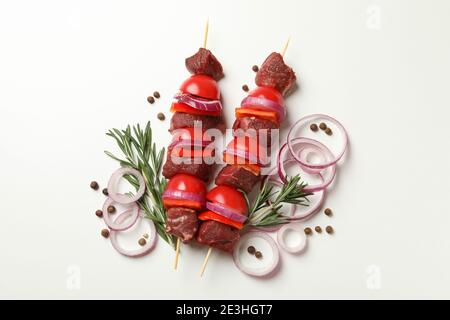 Kebab crudo, erbe e spezie su sfondo bianco Foto Stock