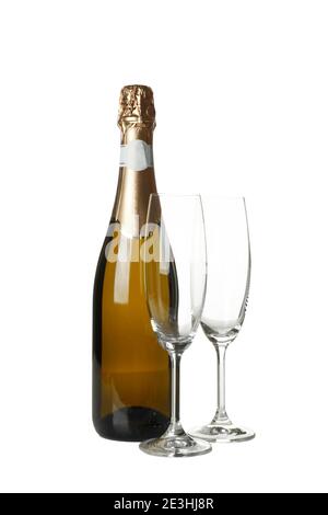 Bottiglia di champagne classica con calici isolati su bianco, un set di champagne ritagliato per le celebrazioni Foto Stock