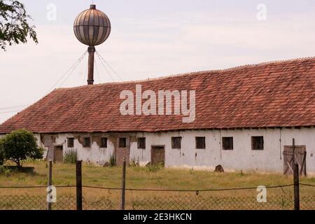 Impianto agricolo costruito durante il comunismo e abbandonato dopo il suo crollo In Romania Foto Stock