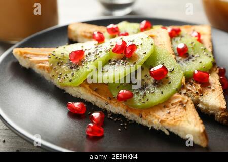 Concetto di colazione con pane tostato dolce con frutta Foto Stock