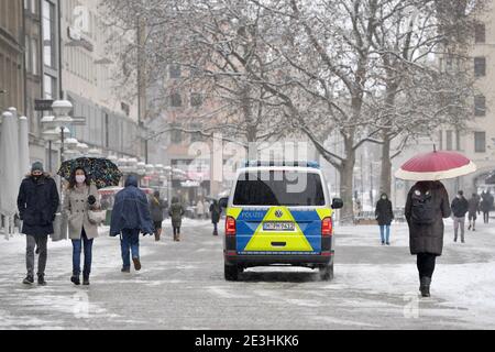 Foto a tema inverno nella pandemia del coronavirus. Lockdown prorogato fino al 31 gennaio 2021. Polizia autopattoli Neuhauser Strasse a Muenchen. Le strade vuote e il blocco saranno estesi fino al 15 febbraio 2021. Plaetze, polizia zona pedonale, agenti di polizia, controllo, controllo della polizia su 06.01.2021, | utilizzo in tutto il mondo Foto Stock