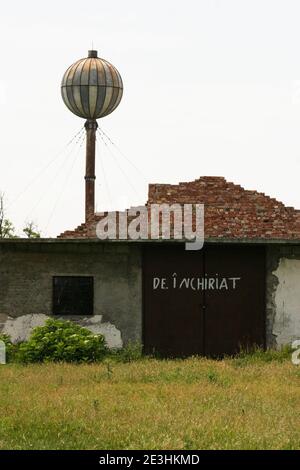 Impianto agricolo costruito durante il comunismo e abbandonato dopo il suo crollo In Romania Foto Stock