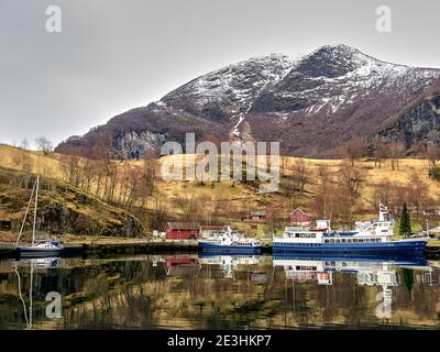 Splendida vista sui fiordi norvegesi in inverno Foto Stock