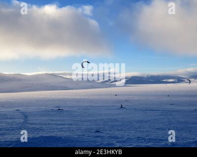 Snowkite in una soleggiata giornata invernale Foto Stock