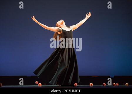 La ballerina femminile espressiva in abito nero raggiunge verso l'alto Foto Stock