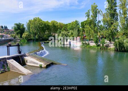 Fiume Nabao che attraversa il parco di Mouchao, Tomar, distretto di Santarem, Portogallo Foto Stock