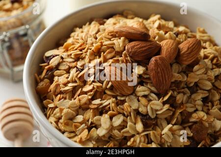 Ciotola con muesli e noci, primo piano Foto Stock