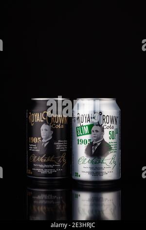 Praga, Repubblica Ceca-18 Gennaio 2021: Due lattine di Royal Crown Cola su sfondo nero. Royal Crown Cola è un marchio americano di cola che era d Foto Stock