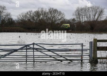 Il traffico attraversa un campo allagato vicino alla A418 vicino a Thame, Oxfordshire, poiché Storm Christoph è impostato per portare ampie inondazioni, galee e neve in alcune parti del Regno Unito. Si prevede che la pioggia batte il Regno Unito durante la notte di martedì, con l'ufficio MET di avvertimento case e aziende sono probabilmente sommerse, causando danni ad alcuni edifici. Data immagine: Martedì 19 gennaio 2021. Foto Stock