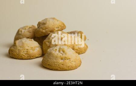 Biscotti al burro rotondi da closeup. Cookie su sfondo colorato. Dessert, dolcezza, pranzo. Foto Stock