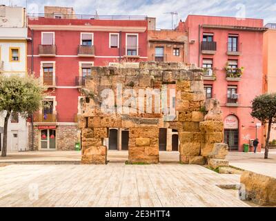 5 marzo 2020: Tarragona, Spagna - Placa del Forum, sito del Foro Romano, con rovine romane, a Tarragona in primavera. Foto Stock