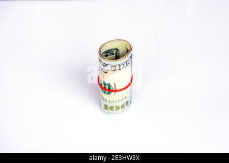 Il dollaro rotola in un cerchio isolato su sfondo bianco, concetti per il commercio e la finanza. Foto Stock