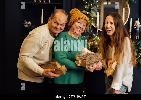 Bel ritratto di famiglia con anziana donna matura, uomo e figlia millenaria con boschi da picnic Foto Stock