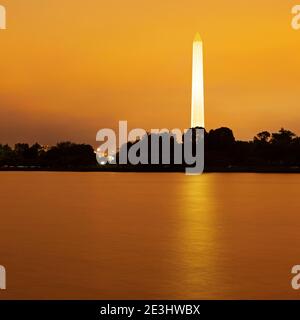 Vista notturna del Washington Monument a Washington DC, USA. L'obelisco si trova in memoria di George Washington, il primo presidente della United Stat Foto Stock