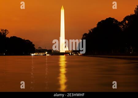 Il Washington Monument a Washington DC, USA. L'obelisco si trova in memoria di George Washington, il primo presidente degli Stati Uniti d'America. Foto Stock