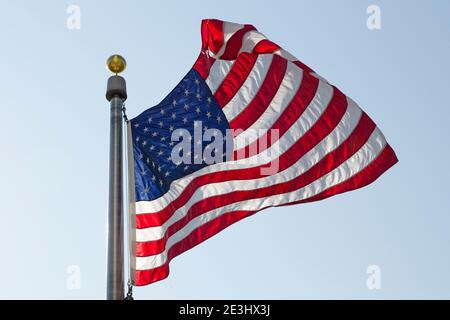 Bandiera americana che batte a Washington DC. La bandiera nazionale degli Stati Uniti è Know the Stars and Stripes, come Old Glory, e il banner Star-Spangled. Foto Stock