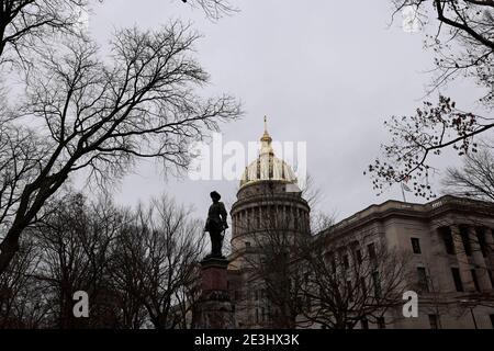 01172021- Charleston, West Virginia, USA: Statua di Stonewall Jackson presso la residenza di stato della West Virginia, che era per lo più deserta domenica prima dell'inaugurazione del presidente eletto Joe Biden. Biden sarà inaugurato mercoledì. L’FBI ha messo in guardia contro le proteste forse violente di tutte le 50 capitole di stato negli Stati Uniti. Jackson era un generale confederato durante la guerra civile americana, ma la Virginia occidentale faceva parte dell'Unione, non della Confederazione. ( Foto Stock