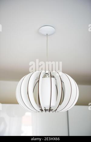 Lampadario bianco in una casa ristrutturata Foto Stock