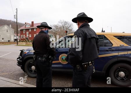 01172021- Charleston, West Virginia, USA: La polizia assicura la casa di stato della West Virginia, che è stata per lo più deserta Domenica prima dell'inaugurazione del presidente eletto Joe Biden. Biden sarà inaugurato mercoledì. L’FBI ha messo in guardia contro le proteste forse violente di tutte le 50 capitole di stato negli Stati Uniti. Foto Stock