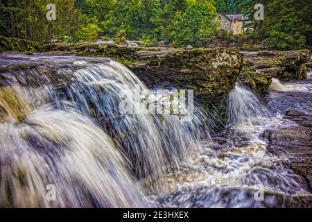 Le cascate di Dochart sono situate sul fiume Dochart a Killin a Stirling, Scozia, all'estremità occidentale del Loch Tay. Un ponte che attraversa il fiume AS Foto Stock