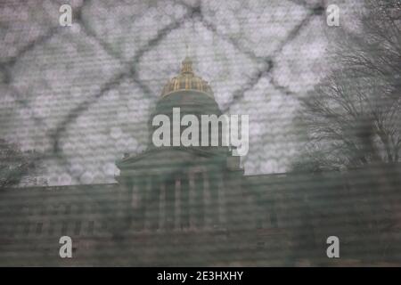 01172021- Charleston, West Virginia, USA: La West Virginia statehouse è visto attraverso una recinzione di costruzione. La zona era per lo più deserta Domenica prima dell'inaugurazione del presidente eletto Joe Biden. Biden sarà inaugurato mercoledì. L’FBI ha messo in guardia contro le proteste forse violente di tutte le 50 capitole di stato negli Stati Uniti. Foto Stock