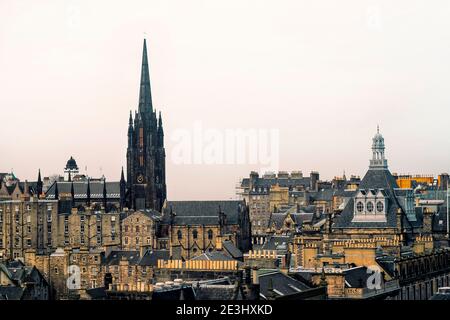 Vista della vecchia città di Edimburgo con il monumento Scott visto da Waverley Bridge Foto Stock