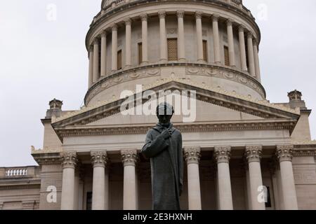 01172021- Charleston, West Virginia, USA: Abraham Lincoln sui passi della West Virginia statehouse Domenica prima dell'inaugurazione del presidente eletto Joe Biden. Biden sarà inaugurato mercoledì. L’FBI ha messo in guardia contro le proteste forse violente di tutte le 50 capitole di stato negli Stati Uniti. Foto Stock