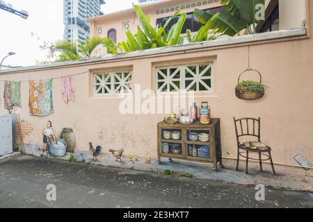 Pitture murali colorate dell'artista di strada Yip Yew Chong di Singapore. I disegni si basano sui ricordi della sua infanzia della sua vita e della sua cultura locale. Foto Stock