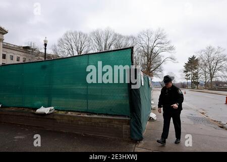 01172021- Charleston, West Virginia, USA: Un membro della Capitol Police pattugliò a piedi alla West Virginia statehouse, che era per lo più deserta Domenica prima dell'inaugurazione del presidente eletto Joe Biden. Biden sarà inaugurato mercoledì. L’FBI ha messo in guardia contro le proteste forse violente di tutte le 50 capitole di stato negli Stati Uniti. Foto Stock