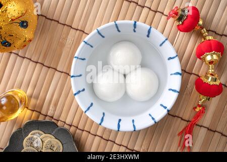 Vista dall'alto del grande tangyuan yuanxiao (palle di gnocchi di riso glutinoso) per il cibo cinese lunare del festival del nuovo anno, le parole sulla moneta d'oro significano la dinastia Foto Stock