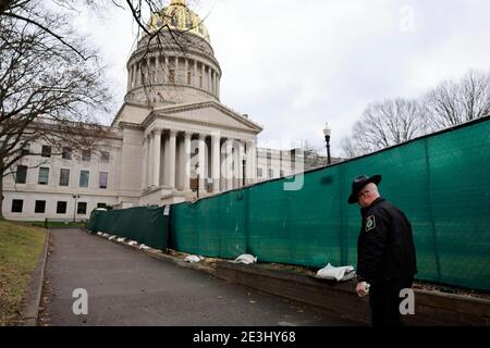 01172021- Charleston, West Virginia, USA: Un membro della Capitol Police pattugliò a piedi alla West Virginia statehouse, che era per lo più deserta Domenica prima dell'inaugurazione del presidente eletto Joe Biden. Biden sarà inaugurato mercoledì. L’FBI ha messo in guardia contro le proteste forse violente di tutte le 50 capitole di stato negli Stati Uniti. Foto Stock