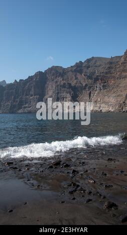 Nel pomeriggio si ammirano le alte scogliere di Los Gigantes o Acantilados de Los Gigantes da Playa de los Guios, gigantesche formazioni rocciose, Tenerife, Spagna Foto Stock