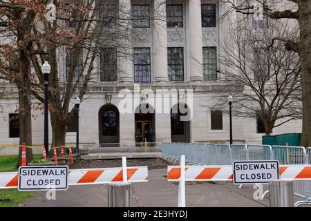 01172021- Charleston, West Virginia, USA: La polizia assicura la casa di stato della West Virginia, che è stata per lo più deserta Domenica prima dell'inaugurazione del presidente eletto Joe Biden. Biden sarà inaugurato mercoledì. L’FBI ha messo in guardia contro le proteste forse violente di tutte le 50 capitole di stato negli Stati Uniti. Foto Stock