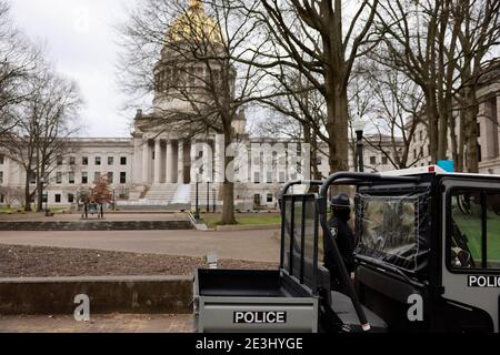 01172021- Charleston, West Virginia, USA: La polizia assicura la casa di stato della West Virginia, che è stata per lo più deserta Domenica prima dell'inaugurazione del presidente eletto Joe Biden. Biden sarà inaugurato mercoledì. L’FBI ha messo in guardia contro le proteste forse violente di tutte le 50 capitole di stato negli Stati Uniti. Foto Stock