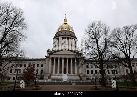 01172021- Charleston, West Virginia, USA: Preparativi per l'inaugurazione del governatore della Virginia Occidentale Jim Justice presso la West Virginia, la casa di stato, che è stata per lo più deserta Domenica prima dell'inaugurazione del presidente eletto Joe Biden. Biden sarà inaugurato mercoledì. L’FBI ha messo in guardia contro le proteste forse violente di tutte le 50 capitole di stato negli Stati Uniti. Jim Justice è stato recentemente citato dicendo che non è un politico. Foto Stock