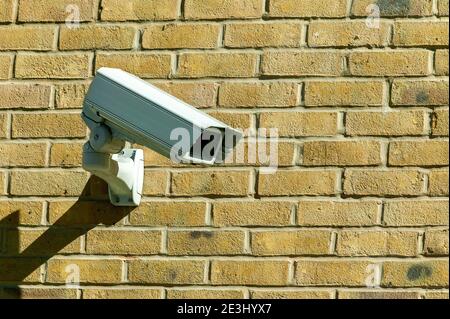 Sistema di telecamere di sicurezza CCTV utilizzato per scopi di sorveglianza collocato su una parete in mattoni con spazio di copia, immagine foto di scorta Foto Stock