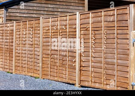 Recinzione giardino residenziale in legno nuovo che è di solito fatto di legno di pino o larice, foto stock Foto Stock