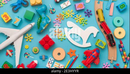 Set di giocattoli per bambini su sfondo blu. Banner orizzontale. Vista dall'alto, disposizione piatta. Foto Stock