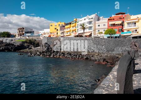 Vista dal piccolo porto verso la passerella fiancheggiata da case di tipica architettura locale e famosi ristoranti di pesce, Los Abrigos Spagna Foto Stock
