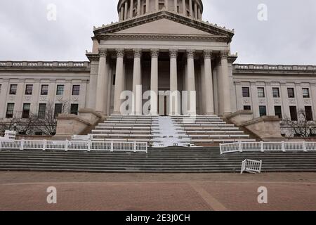 01172021- Charleston, West Virginia, USA: Preparativi per l'inaugurazione del governatore della Virginia Occidentale Jim Justice presso la West Virginia, la casa di stato, che è stata per lo più deserta Domenica prima dell'inaugurazione del presidente eletto Joe Biden. Biden sarà inaugurato mercoledì. L’FBI ha messo in guardia contro le proteste forse violente di tutte le 50 capitole di stato negli Stati Uniti. Jim Justice è stato recentemente citato dicendo che non è un politico. Foto Stock