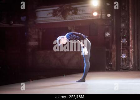 Il ballerino maschile Vadim Muntagirov prende un arco sul palco Foto Stock