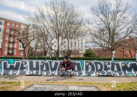 RICHMOND, VIRGINIA, 18 GENNAIO - i partecipanti si riuniscono al monumento Robert E. Lee come parte di una celebrazione del Martin Luther King Jr. Day il 18 gennaio 2021 a Richmond, Virginia. Il 18 gennaio è anche il giorno della lobby delle armi nello stato della Virginia. Foto: Chris Tuite/ImageSPACE /MediaPunch Foto Stock