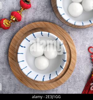 Vista dall'alto del grande tangyuan yuanxiao (palle di gnocchi di riso glutinoso) per il cibo cinese lunare del festival del nuovo anno, le parole sulla moneta d'oro significano la dinastia Foto Stock