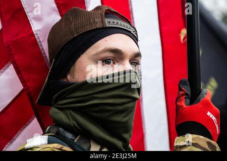 RICHMOND, VIRGINIA, GENNAIO 18- i membri della Roanoke County Militia partecipano ad un secondo rally di modifica durante il giorno della lobby al Campidoglio dello Stato della Virginia il 18 gennaio 2021 a Richmond, Virginia. Foto: Chris Tuite/ImageSPACE /MediaPunch Foto Stock