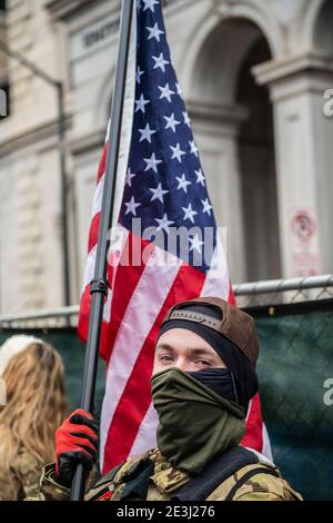 RICHMOND, VIRGINIA, GENNAIO 18- i membri della Roanoke County Militia partecipano ad un secondo rally di modifica durante il giorno della lobby al Campidoglio dello Stato della Virginia il 18 gennaio 2021 a Richmond, Virginia. Foto: Chris Tuite/ImageSPACE /MediaPunch Foto Stock