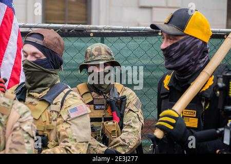 RICHMOND, VIRGINIA, GENNAIO 18- i membri della Roanoke County Militia partecipano ad un secondo rally di modifica durante il giorno della lobby al Campidoglio dello Stato della Virginia il 18 gennaio 2021 a Richmond, Virginia. Foto: Chris Tuite/ImageSPACE /MediaPunch Foto Stock