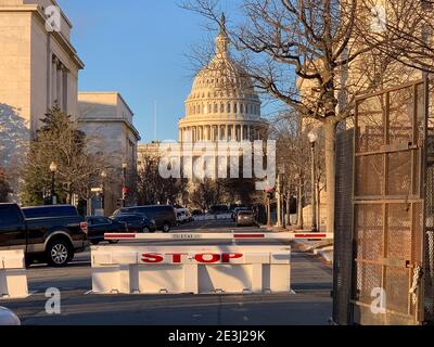 Washington, Distretto di Columbia, Stati Uniti. 18 gennaio 2021. L'accesso alla strada che conduce all'edificio del Campidoglio degli Stati Uniti è bloccato. Credit: Sue Dorfman/ZUMA Wire/Alamy Live News Foto Stock