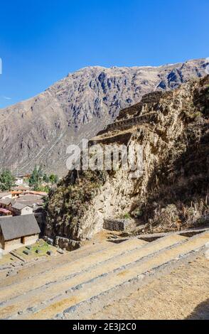 Vista di antichi magazzini e terrazze a Ollantaytambo, un sito archeologico inca nella Valle Sacra di Urubamba, regione di Cusco, Perù meridionale Foto Stock